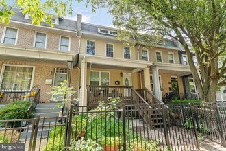 Building Photo - 2433 3rd St NE
