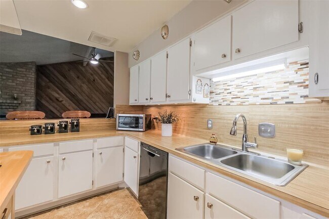 Building Photo - 22331 Waynoka Rd