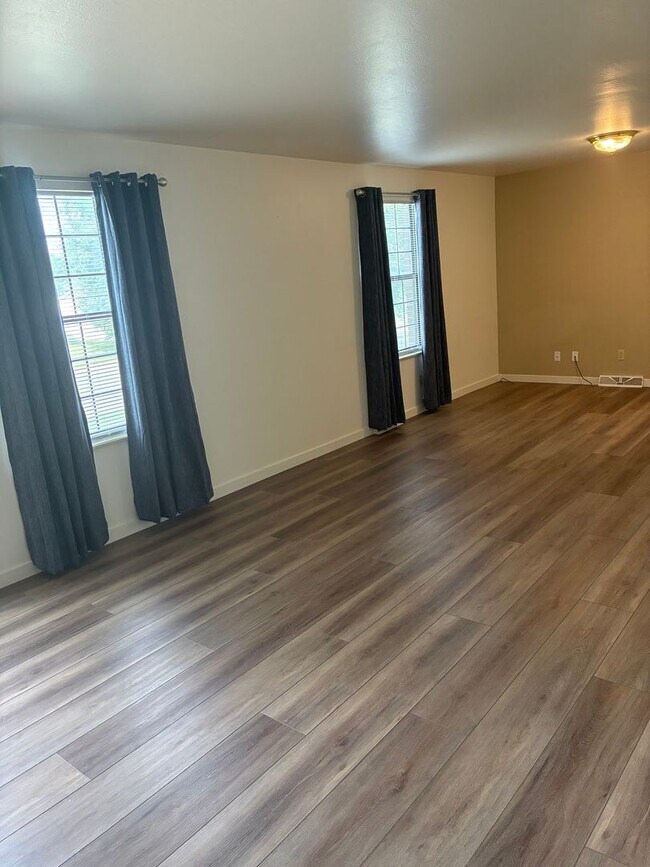 Building Photo - Beautiful 3-Bedroom, 3-Bath Home With Grea...