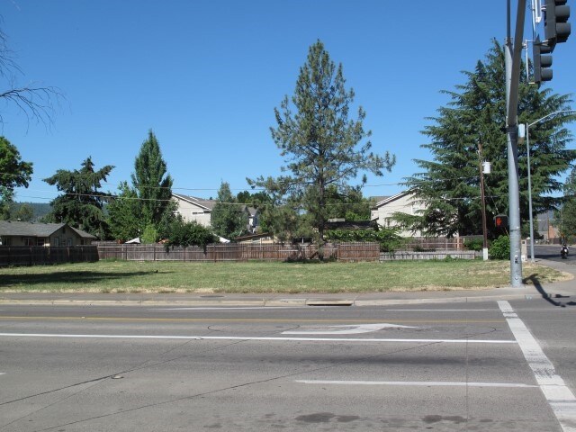 Building Photo - 1319 W Stewart Ave