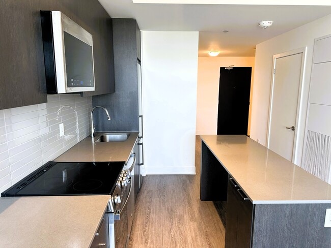 Building Photo - Bright & Contemporary Condo! (1+Den, 2 Ful...