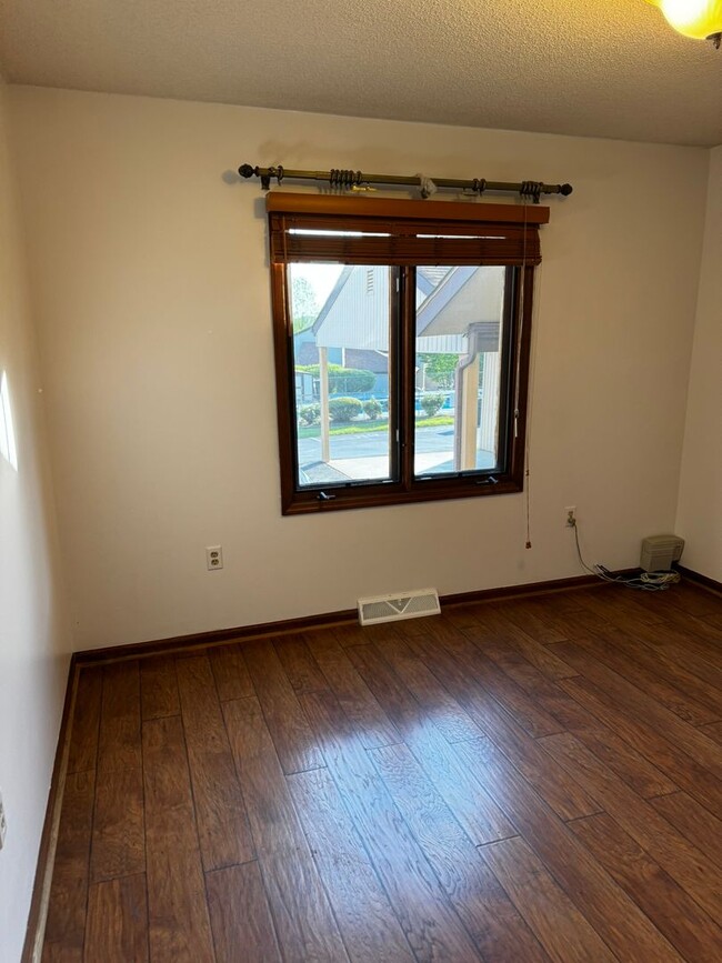 Building Photo - 1175 Pebble Dr