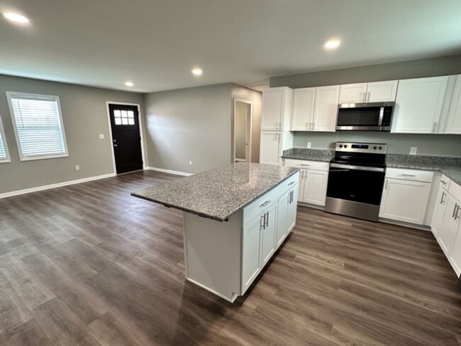 Building Photo - Beautiful Renovated 3 bedroom 2 bath house