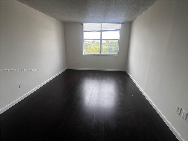 Foto del edificio - 498 NW 165th St
