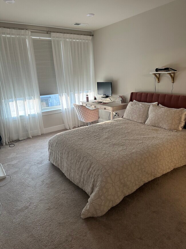 Master bedroom - 3507 Bellflower Ln