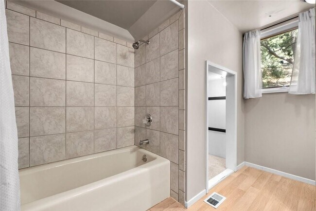 Foto del edificio - 2304 Woodland Dr