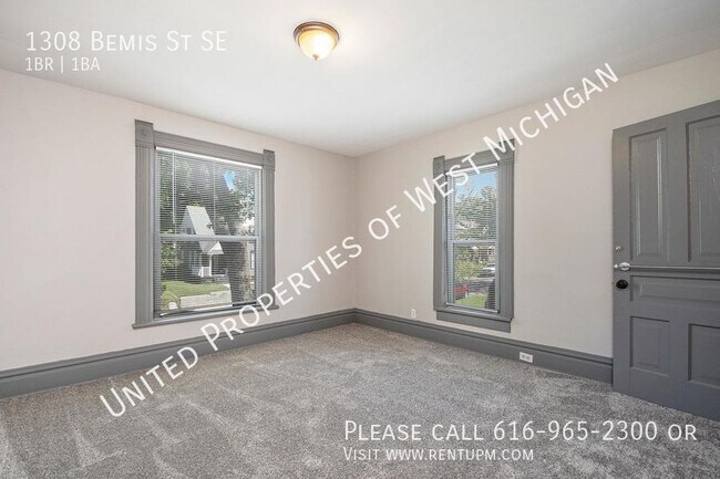 Building Photo - Available Now | 1 Bed 1 Bath Upper Apartme...