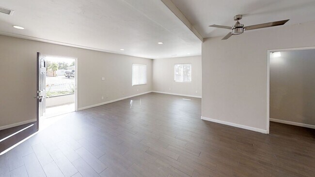 Foto del edificio - BIG House! Spacious bedrooms! Garage and D...