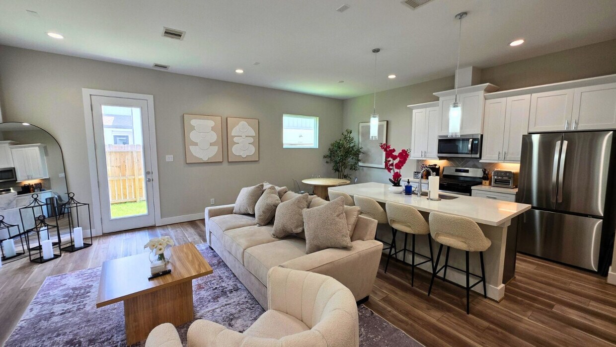 Foto principal - 8326 Curry Rd
