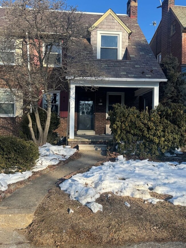 Building Photo - 3007 N Van Buren St