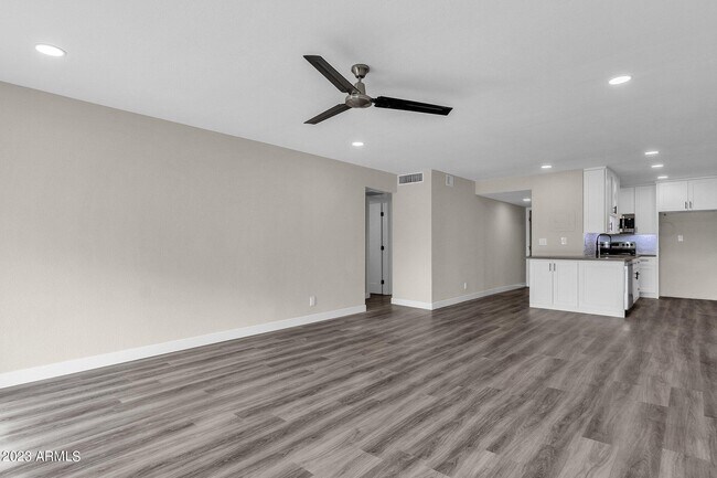 Foto del edificio - 7625 E Camelback Rd