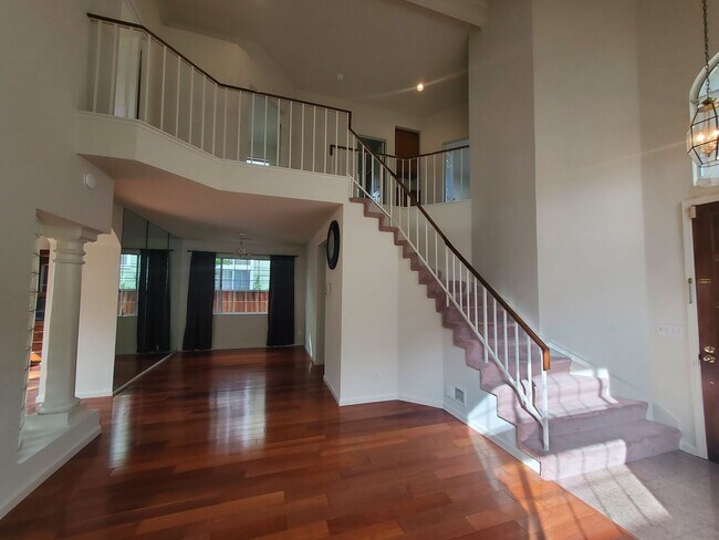 Foto del edificio - Beautiful Spacious 2 Story 4 Bed/2.5 Bath Home For Rent in Fremont, Ca.!!!