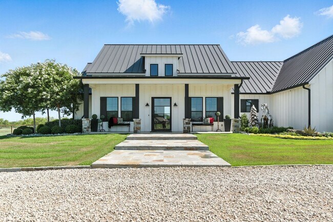 Foto del edificio - Stunning 5 bedroom horse property coming soon!