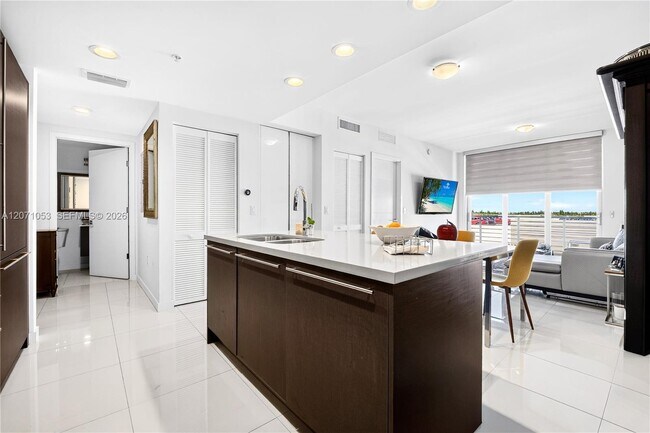 Foto del edificio - 7875 NW 107th Ave