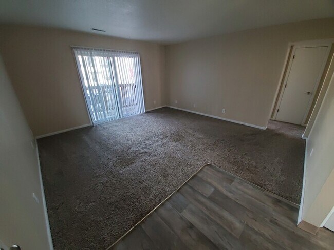 Building Photo - West Glen Apartments 712-02