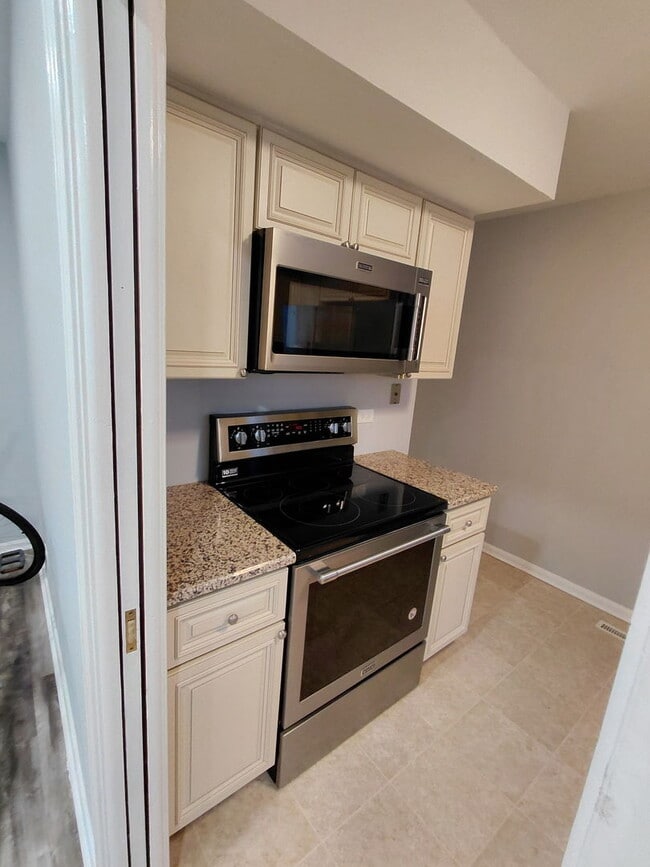 Building Photo - 2021 Walters Ave