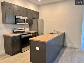 Building Photo - 246 Grove Ave