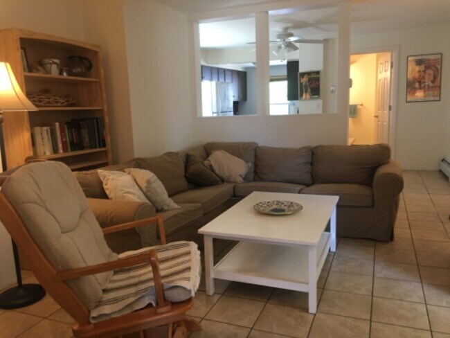 Foto del edificio - 85 Cosey Beach Ave