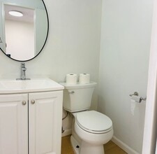 Building Photo - 955 Las Lomas Dr