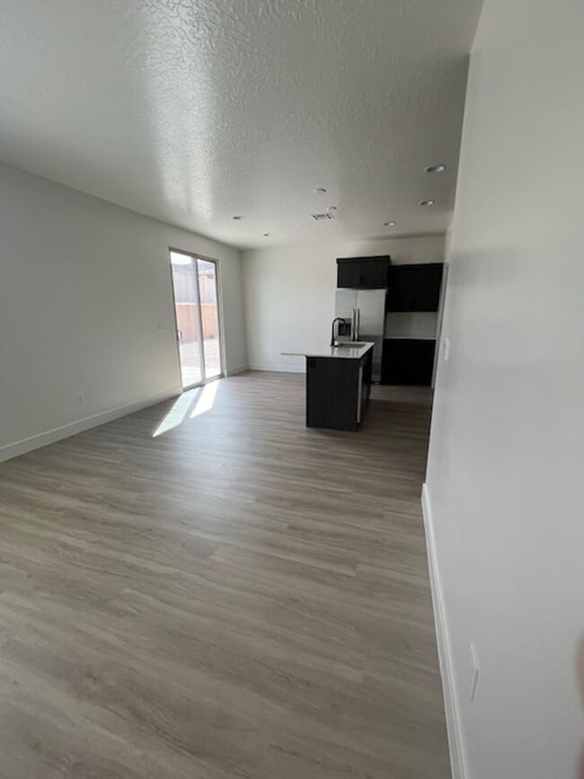 Building Photo - SPACIOUS HOME FOR RENT!