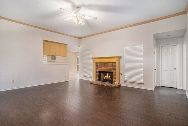 Foto del edificio - Welcome to this inviting 3-bedroom, 2-bathroom home in the heart of Cleburne, perfectly suited fo...
