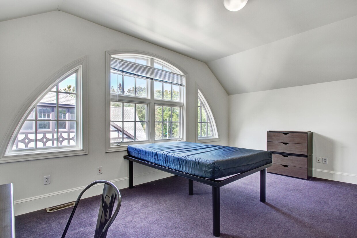 Primary Photo - Victors Place