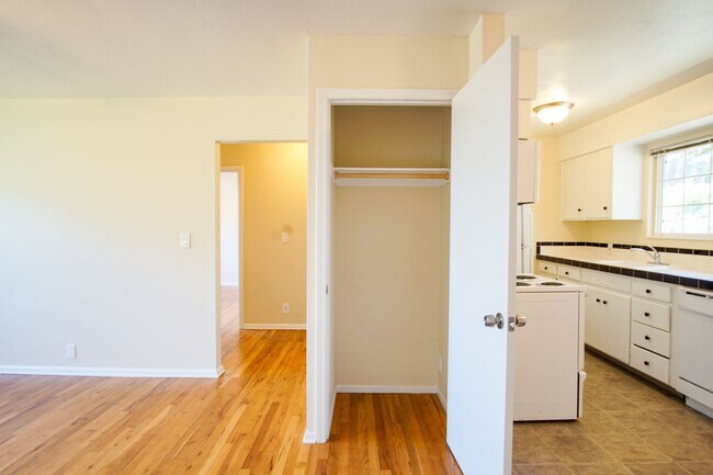 Foto del edificio - John's Landing 2Bdr w/Hardwoods, W&D, DW + Garage Parking!