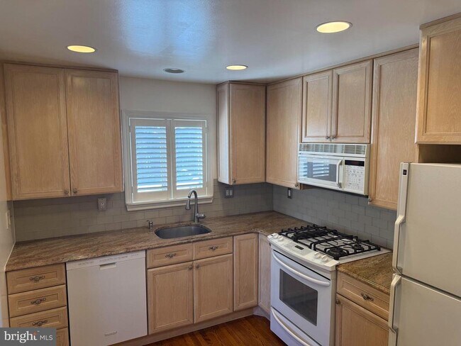 Building Photo - 240 Sweetbriar Cir