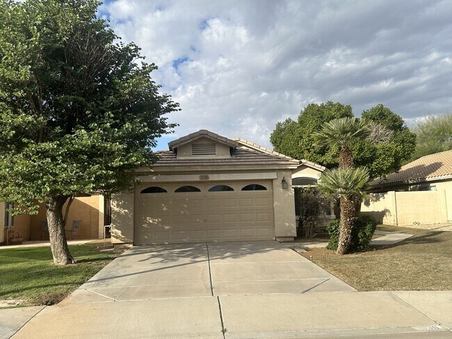 Foto del edificio - BEAUTIFUL SINGLE LEVEL 3 BEDROOM HOME IN PRIME GILBERT LOCATION.