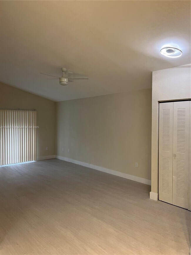 Foto del edificio - 2811 N Oakland Forest Dr