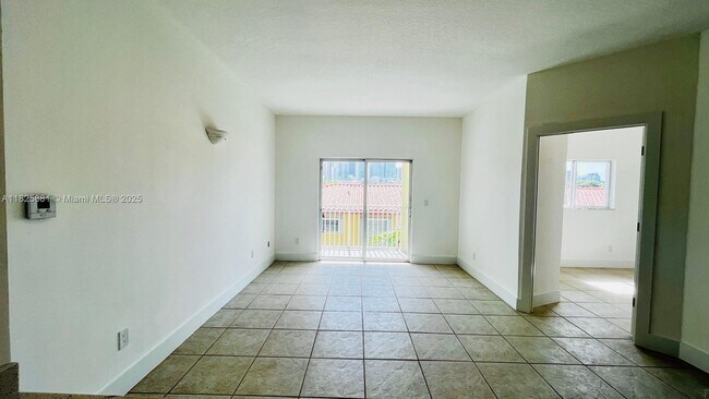 Foto del edificio - 695 SW 11th St