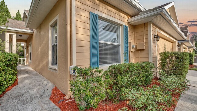 Building Photo - Gorgeous 3/2.5 Townhome