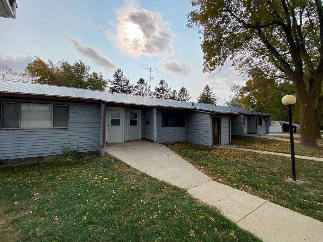 Building Photo - Duel Manor-Toronto