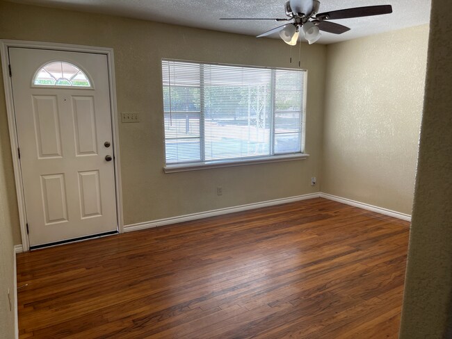 Sala de estar - 322 Saint Louis Ave