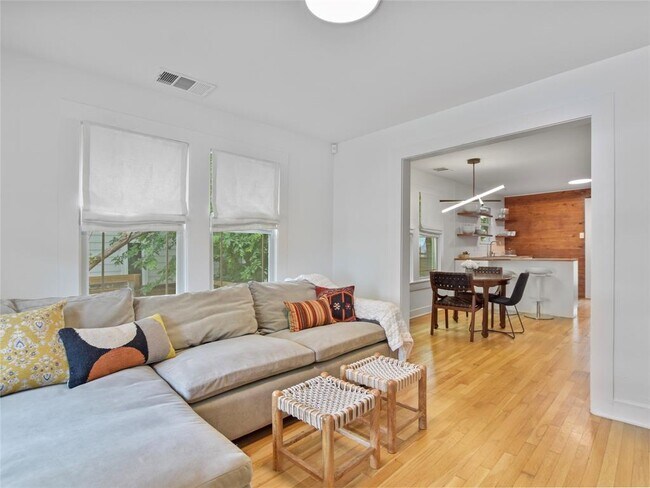 Foto del edificio - 2405 E 8th St