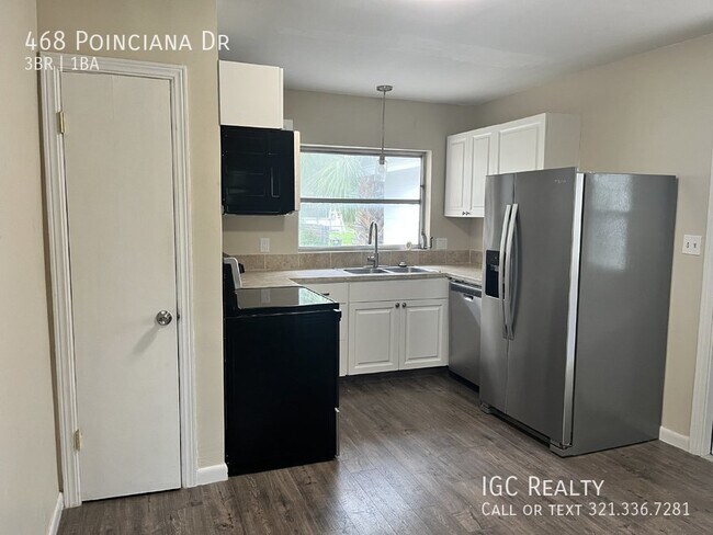 Foto del edificio - Cute 3/1 on a large corner lot!