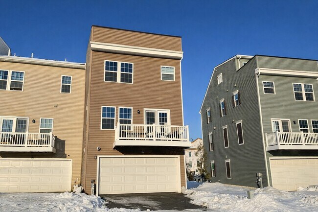 Building Photo - 134 Smt Pt Blvd