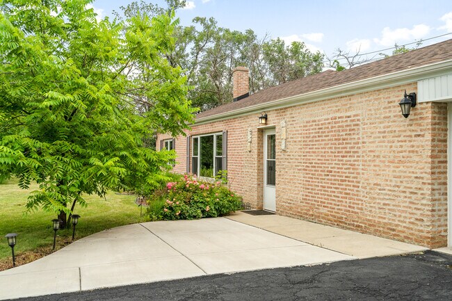 Building Photo - 629 W Edgewood Rd