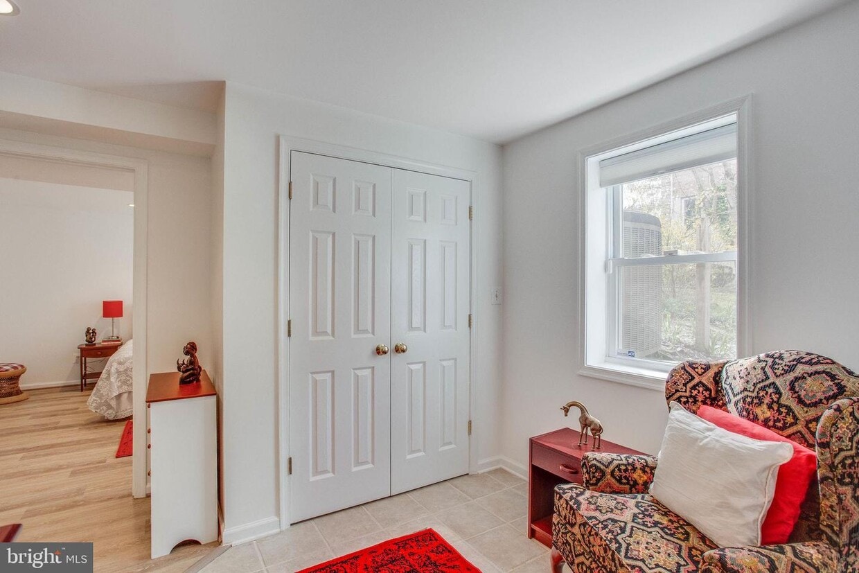 Primary Photo - 1046 Carper St