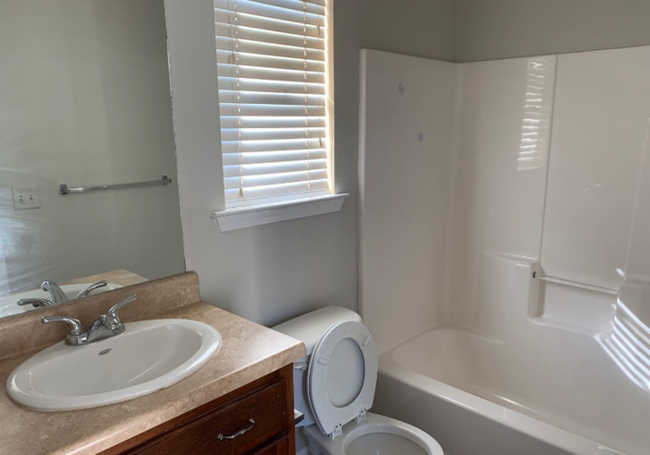 Building Photo - 3 bedroom/2.5 bathroom in the desirable Ma...