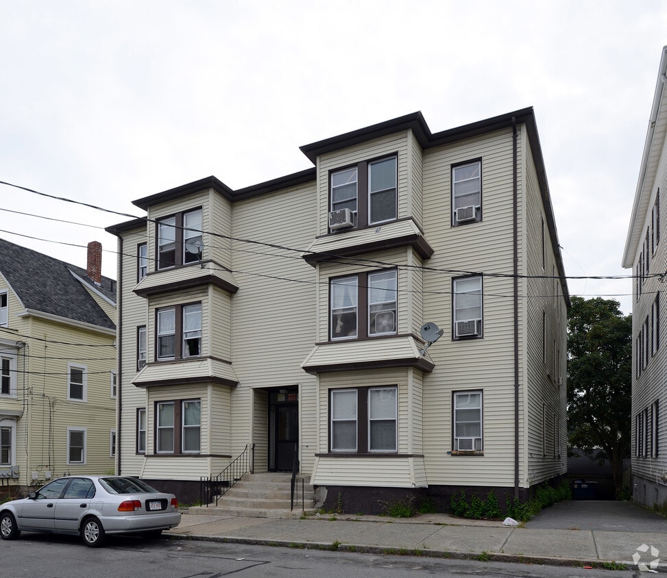 Building Photo - 868 County St