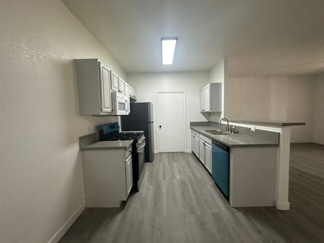 Building Photo - 2 Bedroom Condo