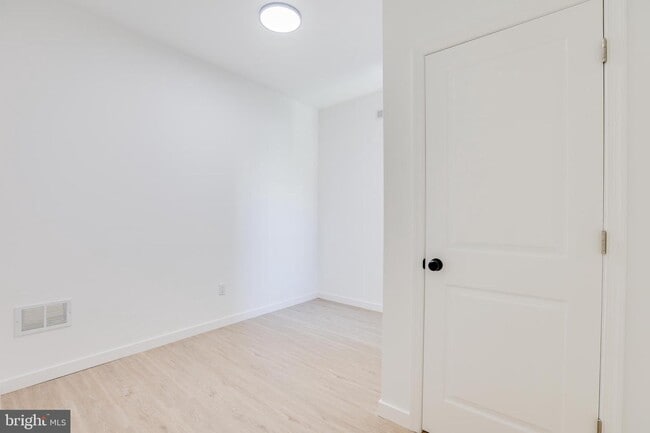Building Photo - 5855 Larchwood Ave