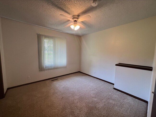 Building Photo - 3 bedroom duplex in Clive
