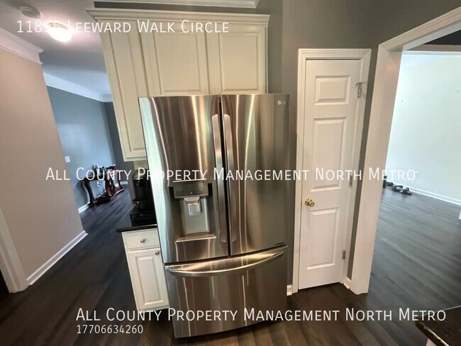 Building Photo - Spacious single family home in sought afte...