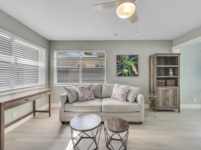 Building Photo - 318-320-320 Walnut St