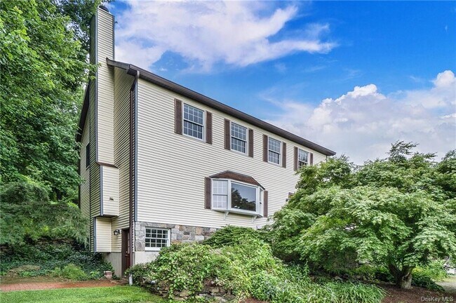Building Photo - 173 Quaker Hill Rd