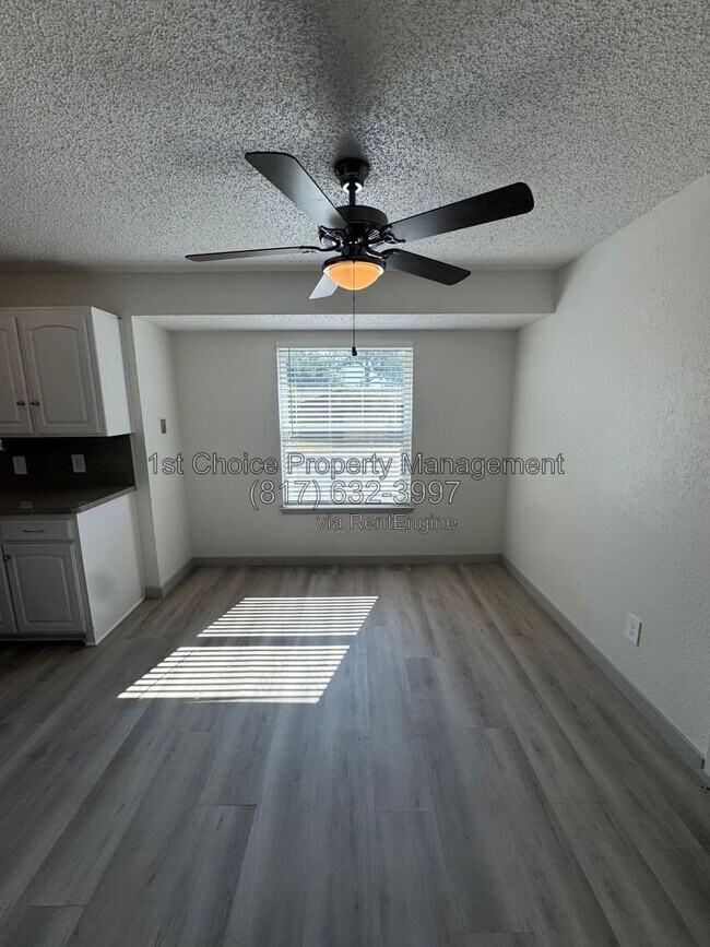 Foto del edificio - 4900 French Wood Dr