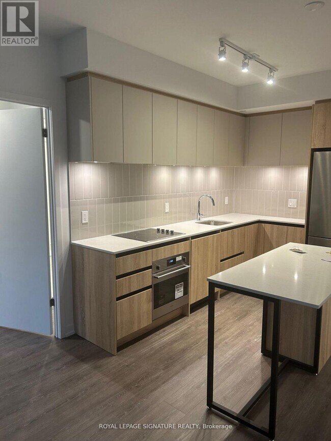 Photo du bâtiment - 8 Beverley Glen Blvd