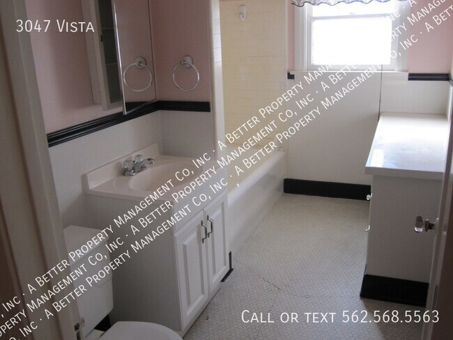 Building Photo - LARGE Classic unit w/hardwood floors, dini...
